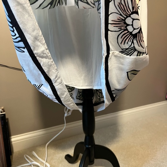 Ann Taylor LOFT a white sundress with flowers. Size S - Picture 4 of 5